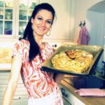 Sandra Exl mit einem Blech Osterkranz