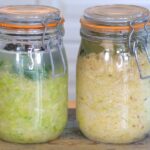 Zwei Gläser fermentiertes Sauerkraut in Bügelgläsern