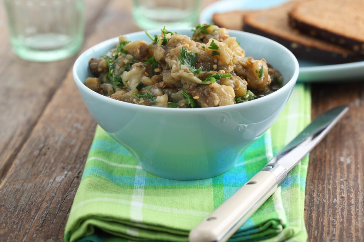 Eine Schale Schafskäse-Melanzani-Aufstrich, frisch und mediterran serviert.