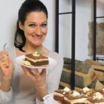 Sandra Exl mit ihrem Schoko Bananenkuchen in der Küche
