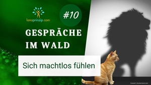 Titelbild zur Folge 10 von „Gespräche im Wald“: Eine Katze sieht im Schatten ihre Löwensilhouette – Symbol für inneres Potenzial trotz Gefühlen von Machtlosigkeit.