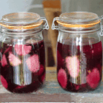 Selbstgemachter Zirbenschnaps im Bügelglas