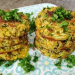 Zucchini Laibchen mit Haferflocken auf einem Teller