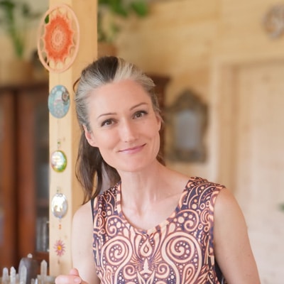 Sandra begleitet Menschen mit ihrer tiefen Verbindung zur Natur, ihrer Ernährungskompetenz und feinen weiblichen Intuition. Erfahre mehr über ihren Weg, ihre Vision und das Wirken im LANAPRINZIP.