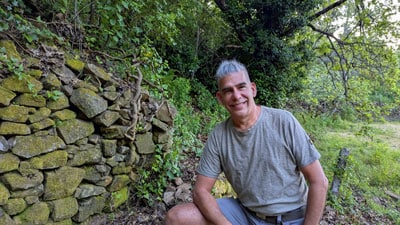 Matthias Exl in Elysium in Portugal vor einer Steinmauer