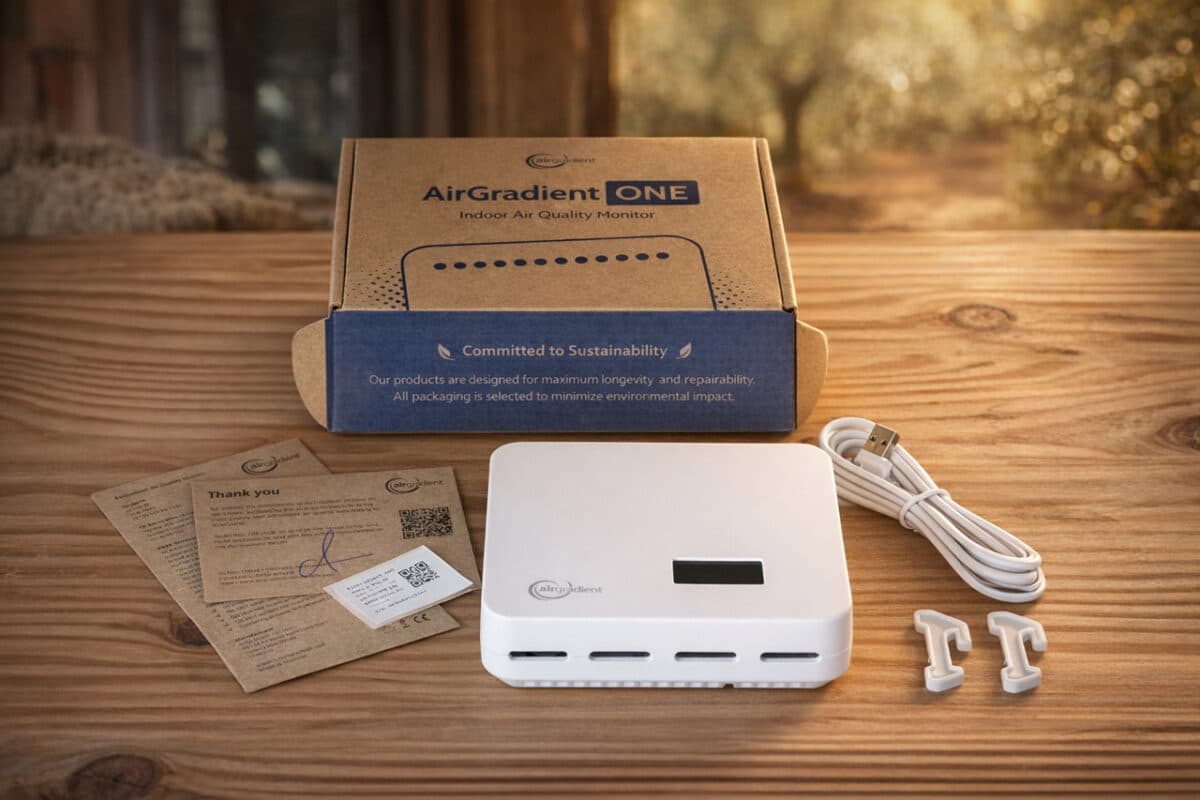 AirGradient Monitor im Sonnenlicht mit nachhaltiger Verpackung – Luftqualität bewusst wahrnehmen.